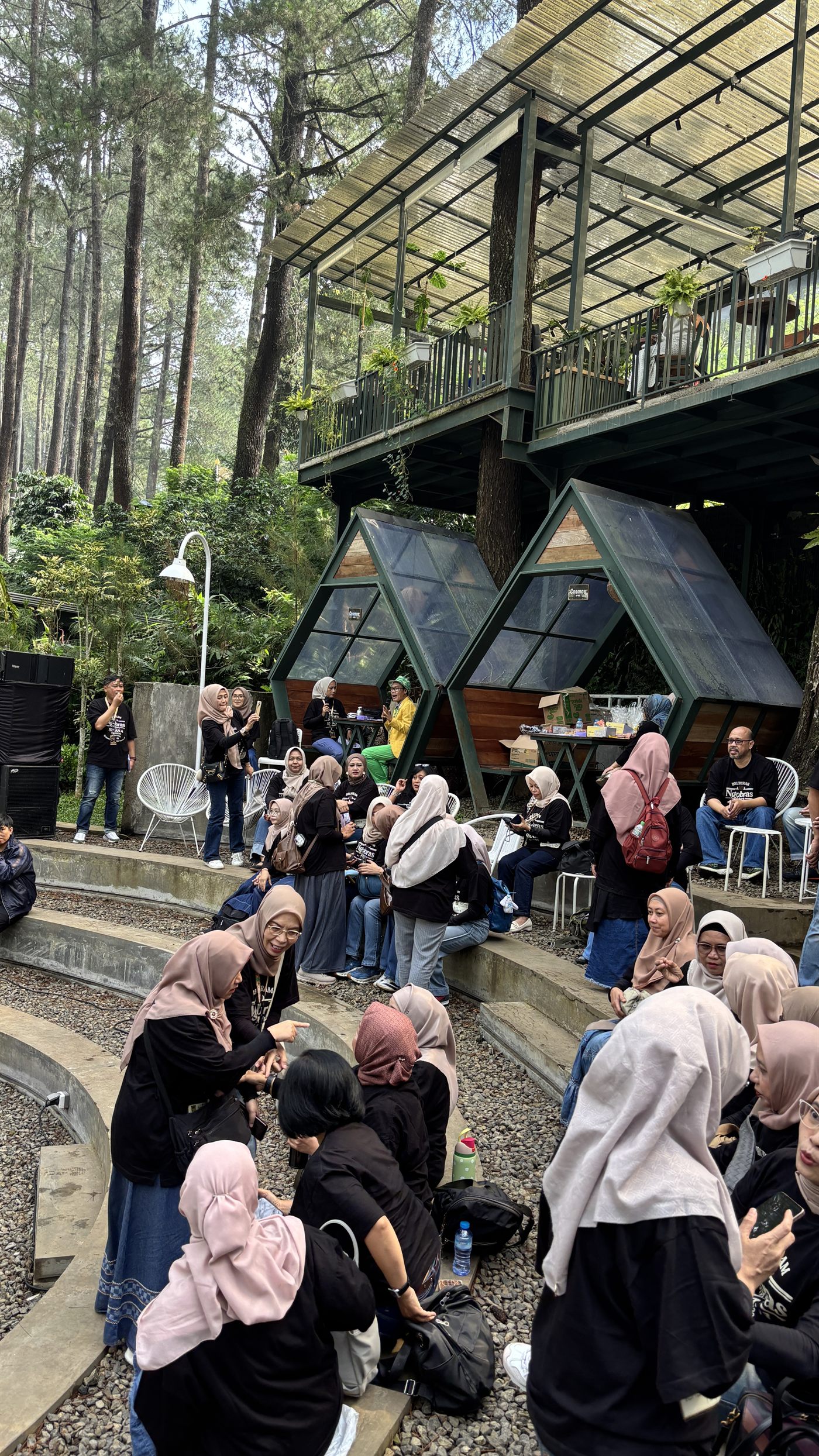 Sesi Foto Seru di Lapangan Hijau Pinus